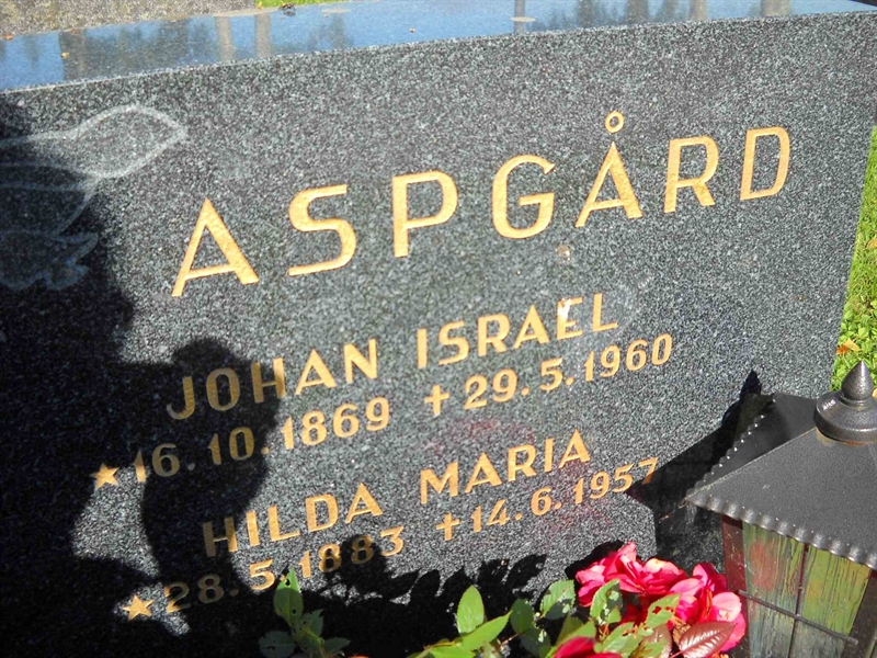 Grave number: 3 MB 18 32-33