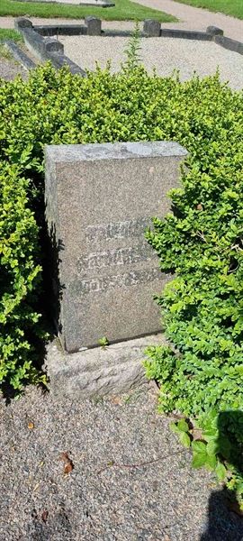 Grave number: LM 1 05  033