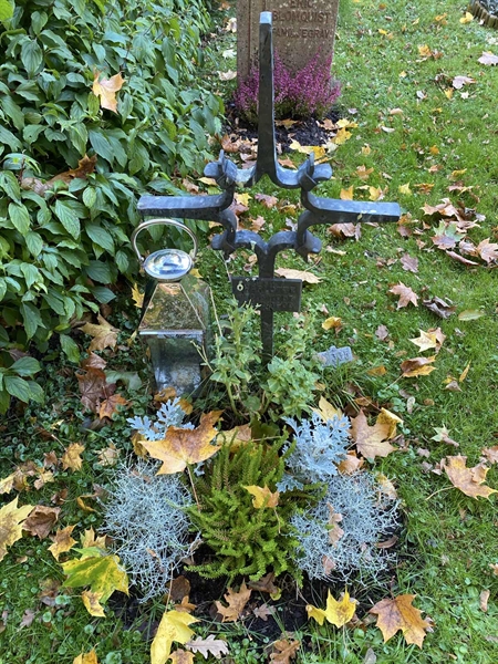 Grave number: 1 H   335