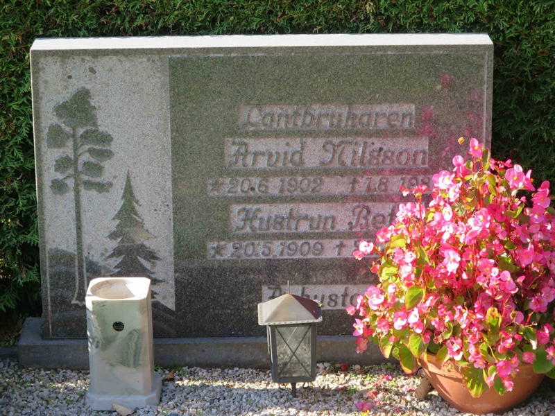 Grave number: HK L    43, 44