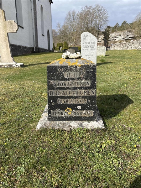Grave number: LI   331