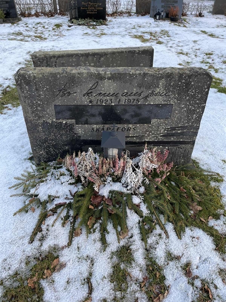 Grave number: Lax mell Kv4 120+121