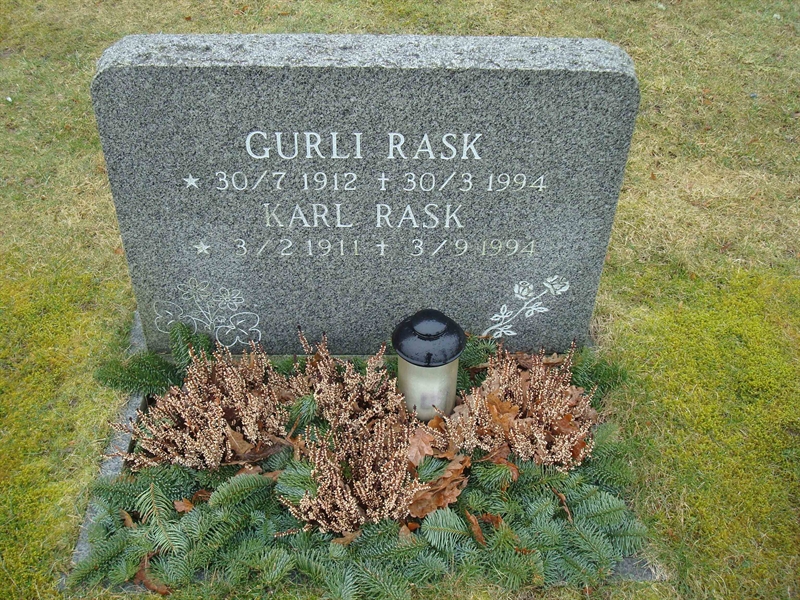 Grave number: BR D    32, 33
