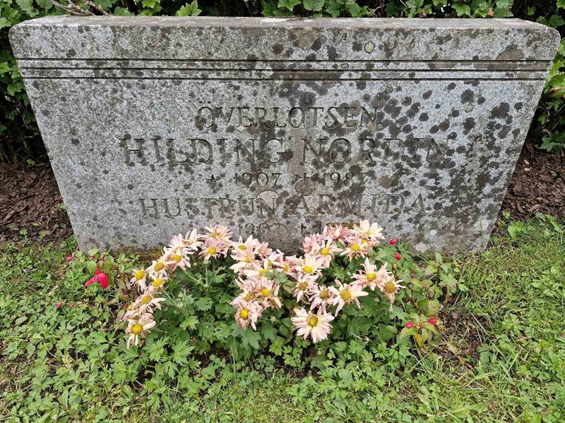 Grave number: AK D  6130-6131