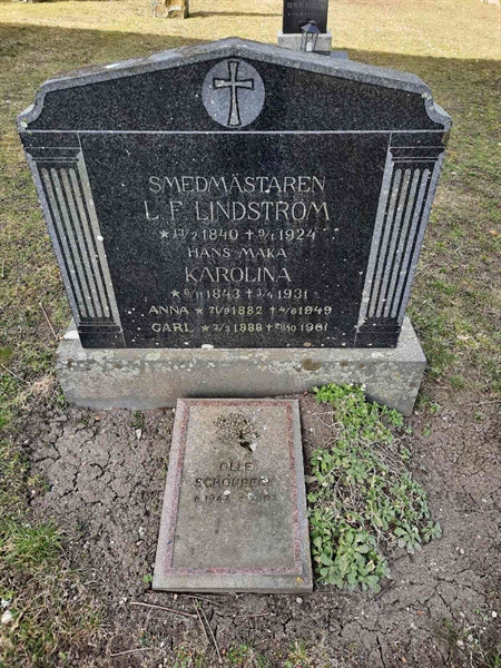 Grave number: OG M   107-109