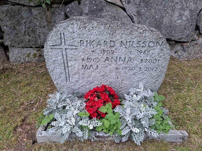 Grave number: 001 2  1555