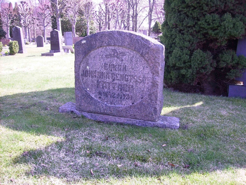 Grave number: LM 3 32  013
