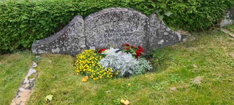 Grave number: M V   33, 34