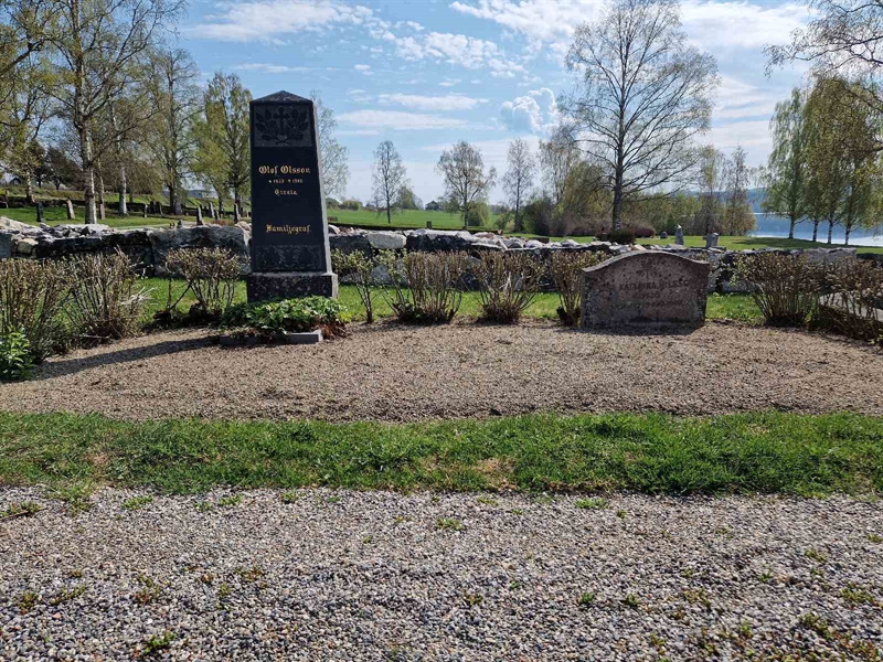 Grave number: 501 04 525-527