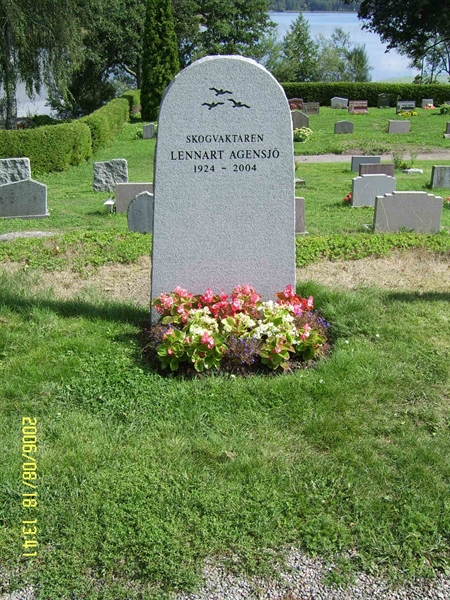 Grave number: F 05     3