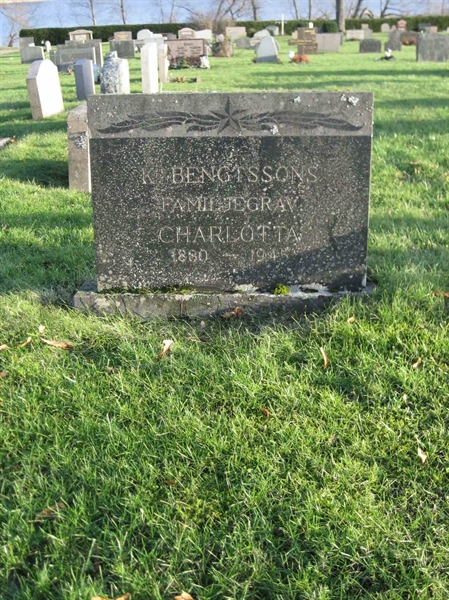 Grave number: F 19    33