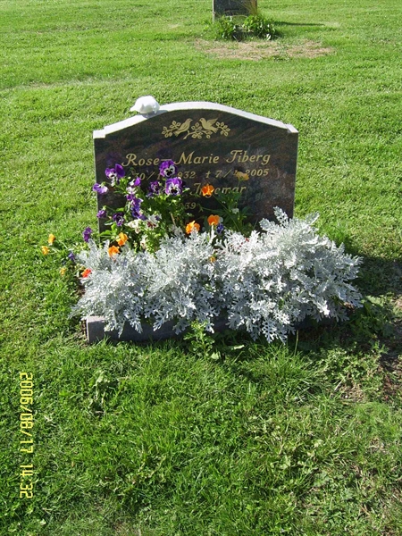 Grave number: F 04   104-105