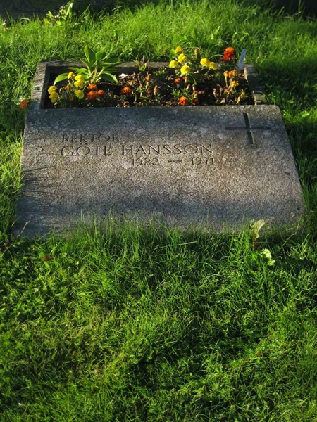 Grave number: F 18   207