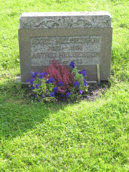 Grave number: F 18   104-105