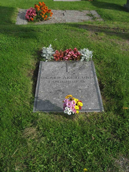 Grave number: F 18    39-40
