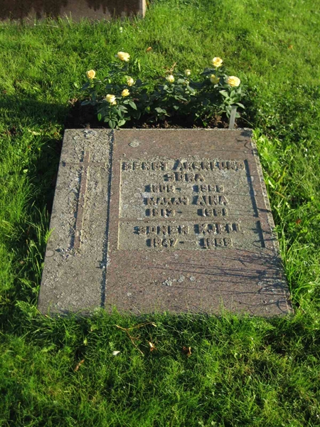 Grave number: F 18   221-223