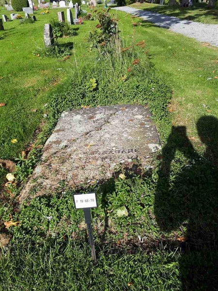 Grave number: F 19    68-70