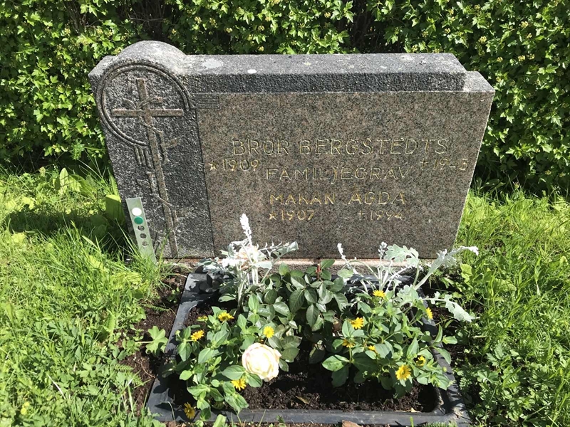 Grave number: KA D   006, 007