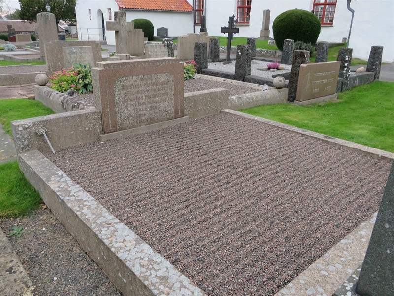 Grave number: 1 04   52