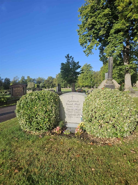 Grave number: Fr 4   677-679