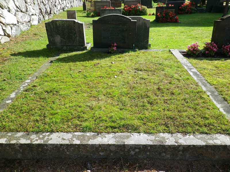 Grave number: VI B     8, 9