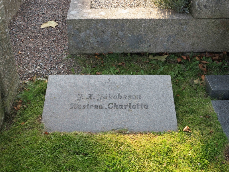 Grave number: 1 02   70