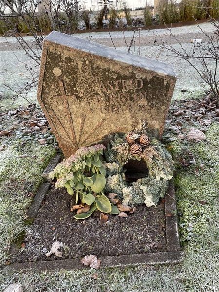 Grave number: H 9    42