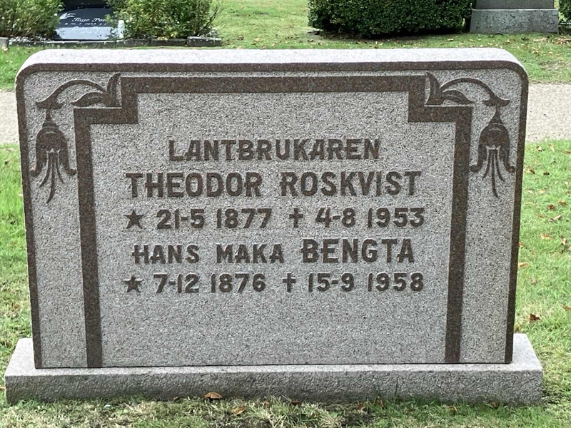 Grave number: HK C   120, 121