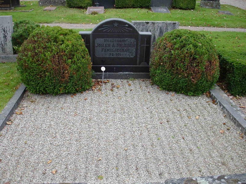 Grave number: HK F   141, 142