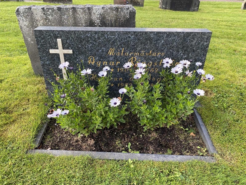Grave number: 4 Me 09    60-61