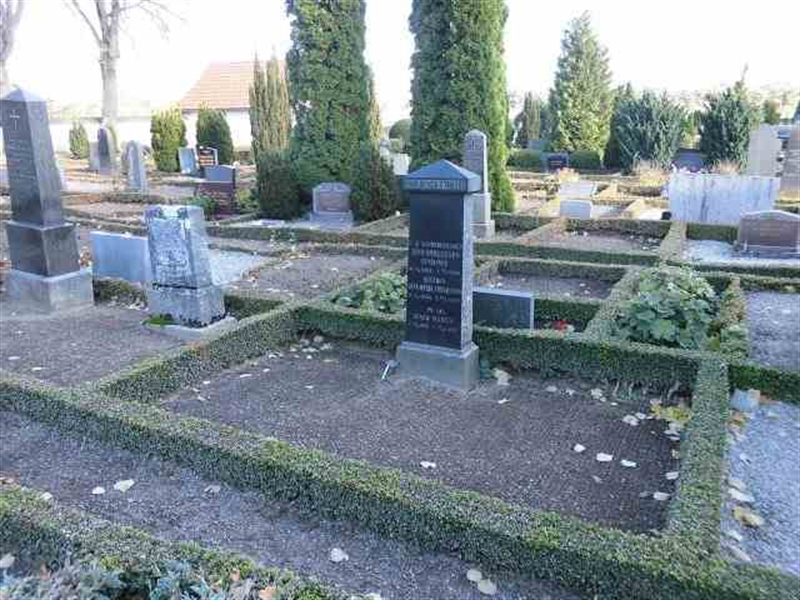 Grave number: VK 1   335-336