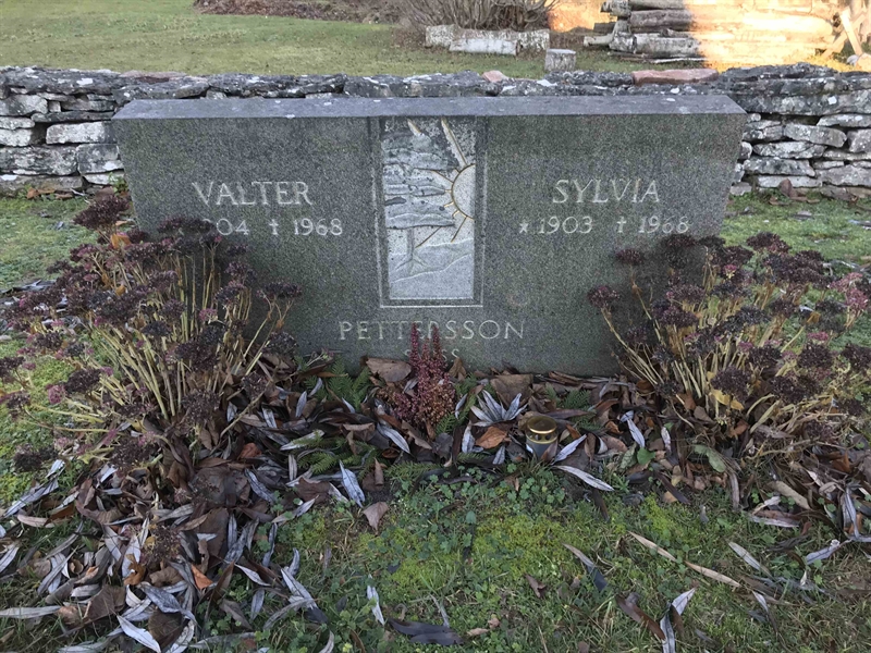 Grave number: L A    12