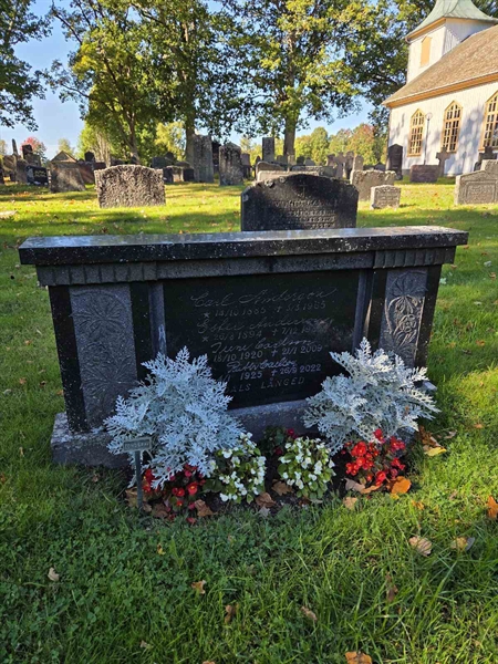 Grave number: T A C   709-712