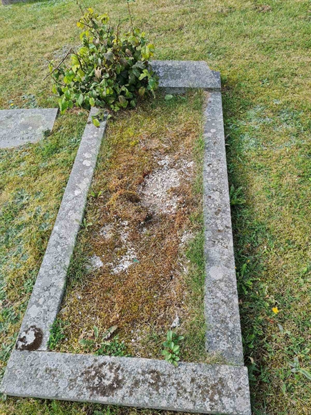 Grave number: F 02   128