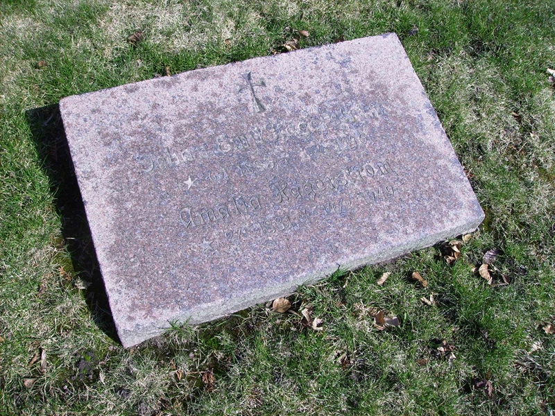 Grave number: LM 3 30  002