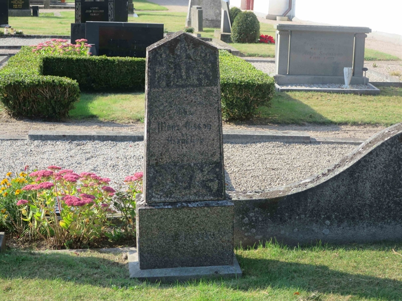 Grave number: HK F   206, 207