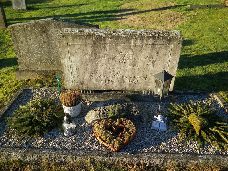 Grave number: VI G    79, 80, 81