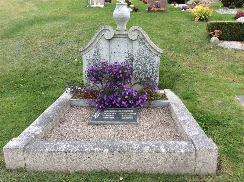 Grave number: KG 07   129, 130