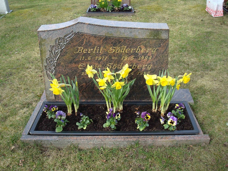 Grave number: KU 12    75, 76