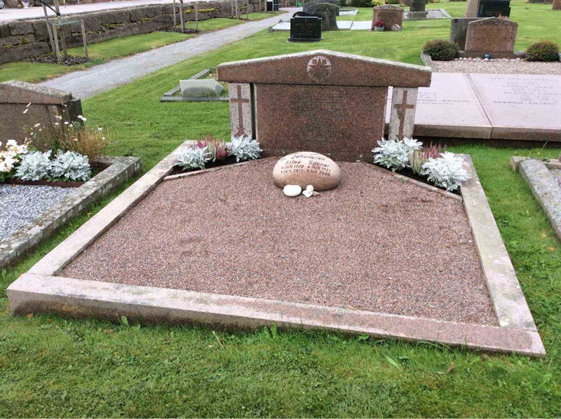 Grave number: KN 02   331, 332