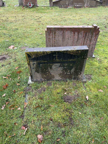 Grave number: VV 2   102, 103, 104