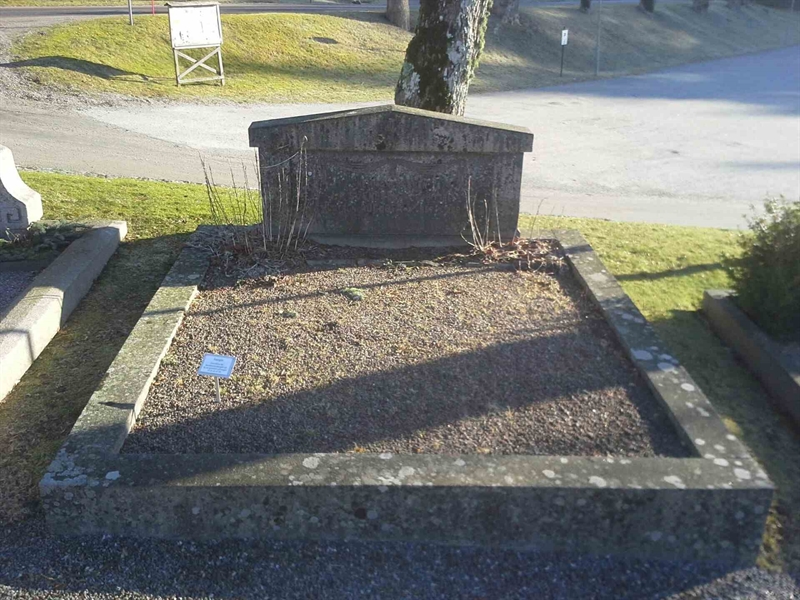 Grave number: VÄ 02    23, 24