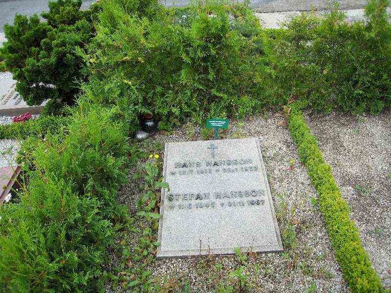 Grave number: NK Urn r    33
