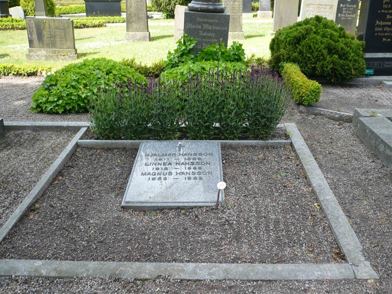 Grave number: 1 8    83C