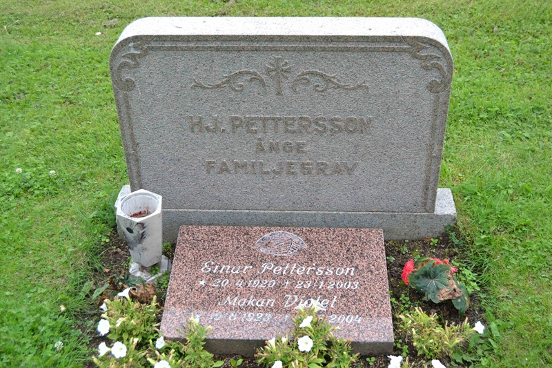 Grave number: 1 J   233