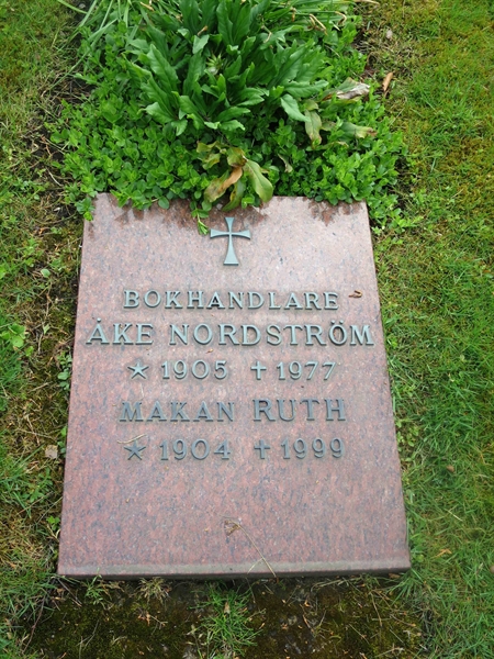 Grave number: HÖB N.UR    33