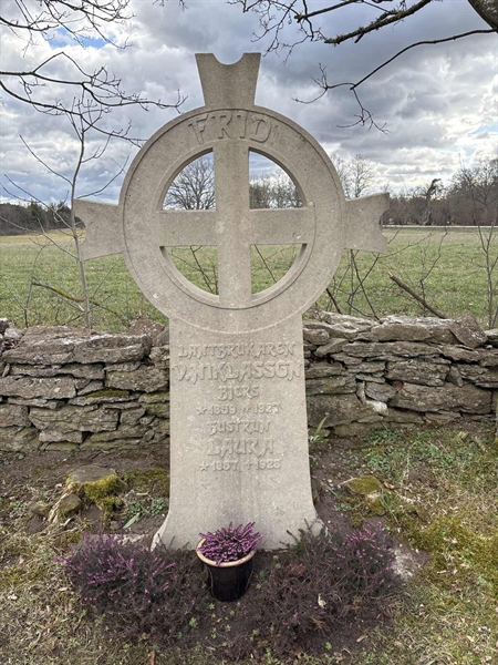Grave number: LO 48, 49