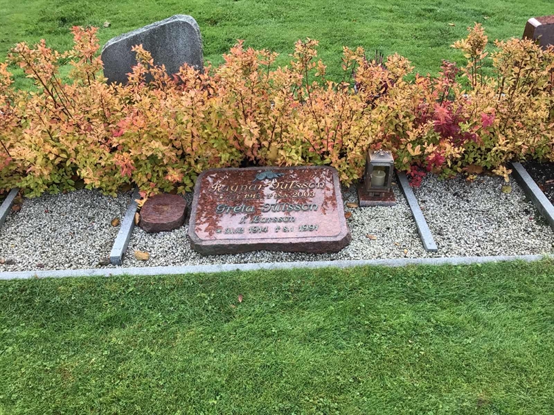 Grave number: LM 4 400  097, 098