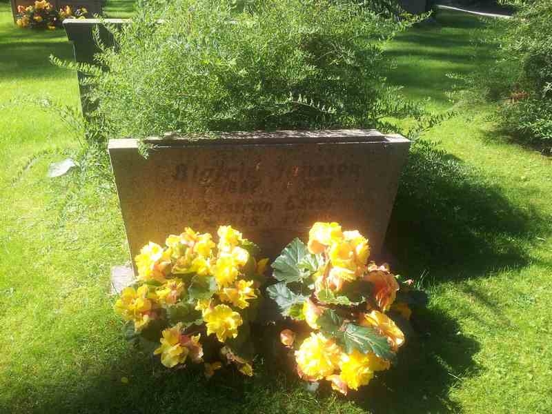 Grave number: 1 NF    57