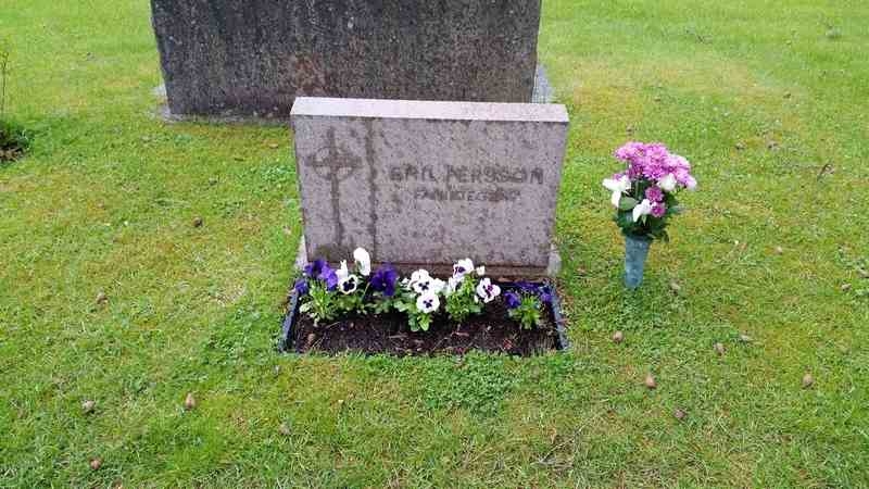 Grave number: 1 GL.7    27